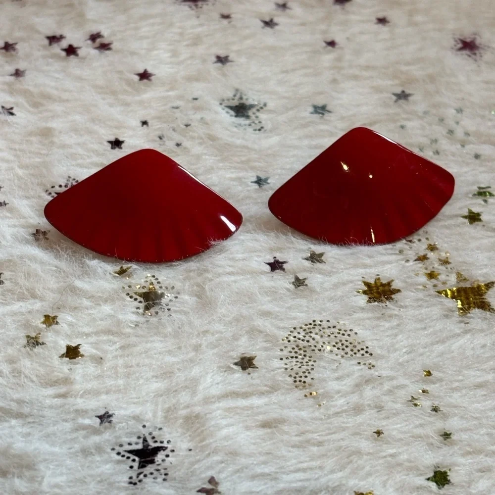 Vintage Red Fan Shell Clip on Earrings - Picture 2 of 5